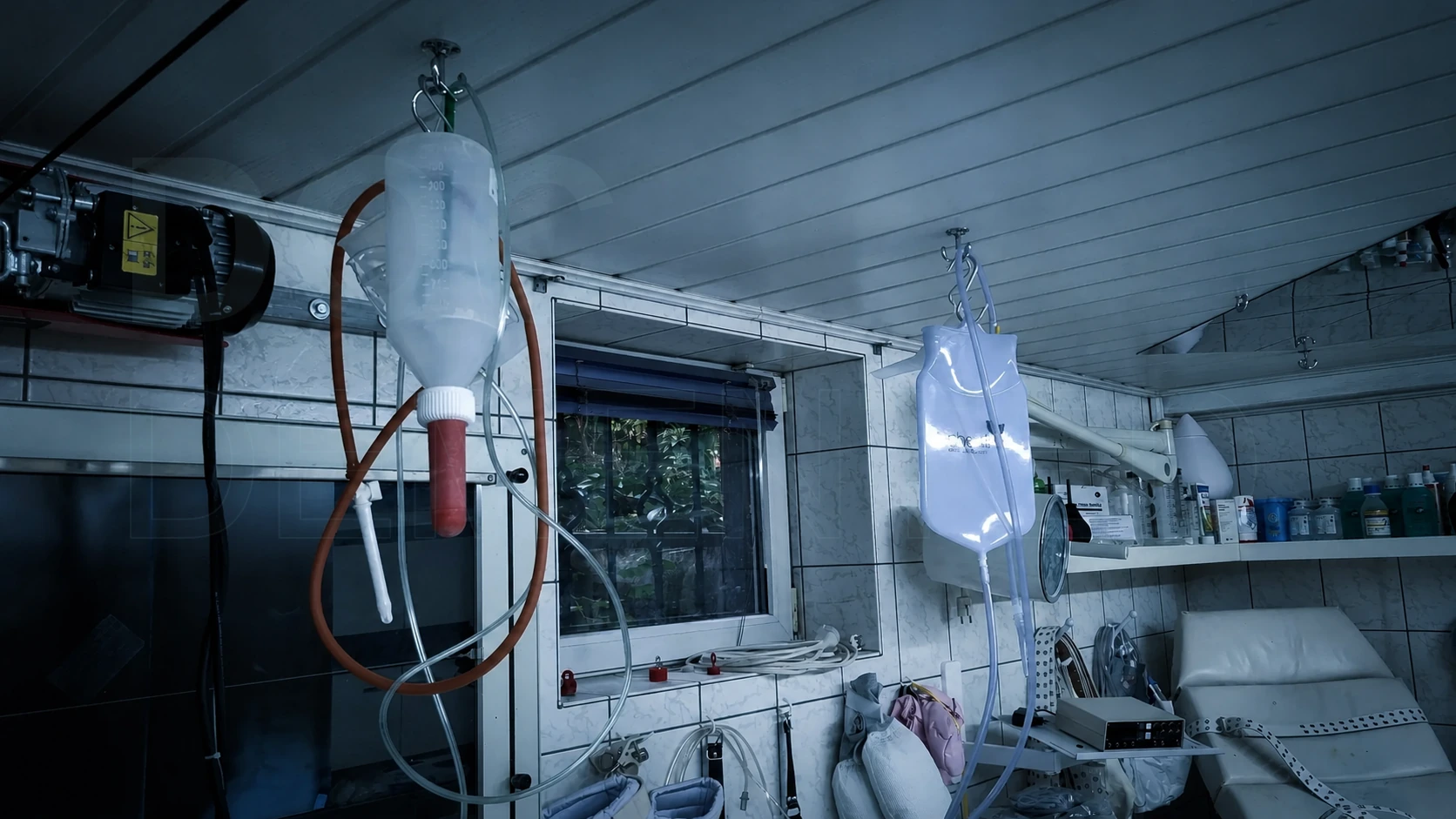 Unverfälschte Gesamtansicht des realen Klinikraums